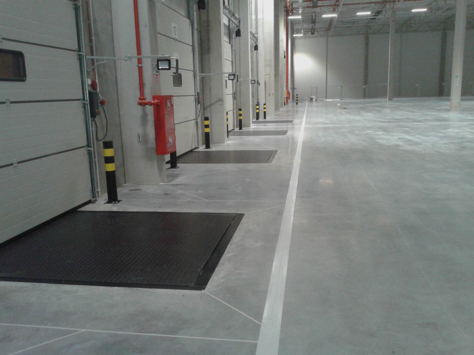 Profekt - sprzątanie hali magazynowej po budowie